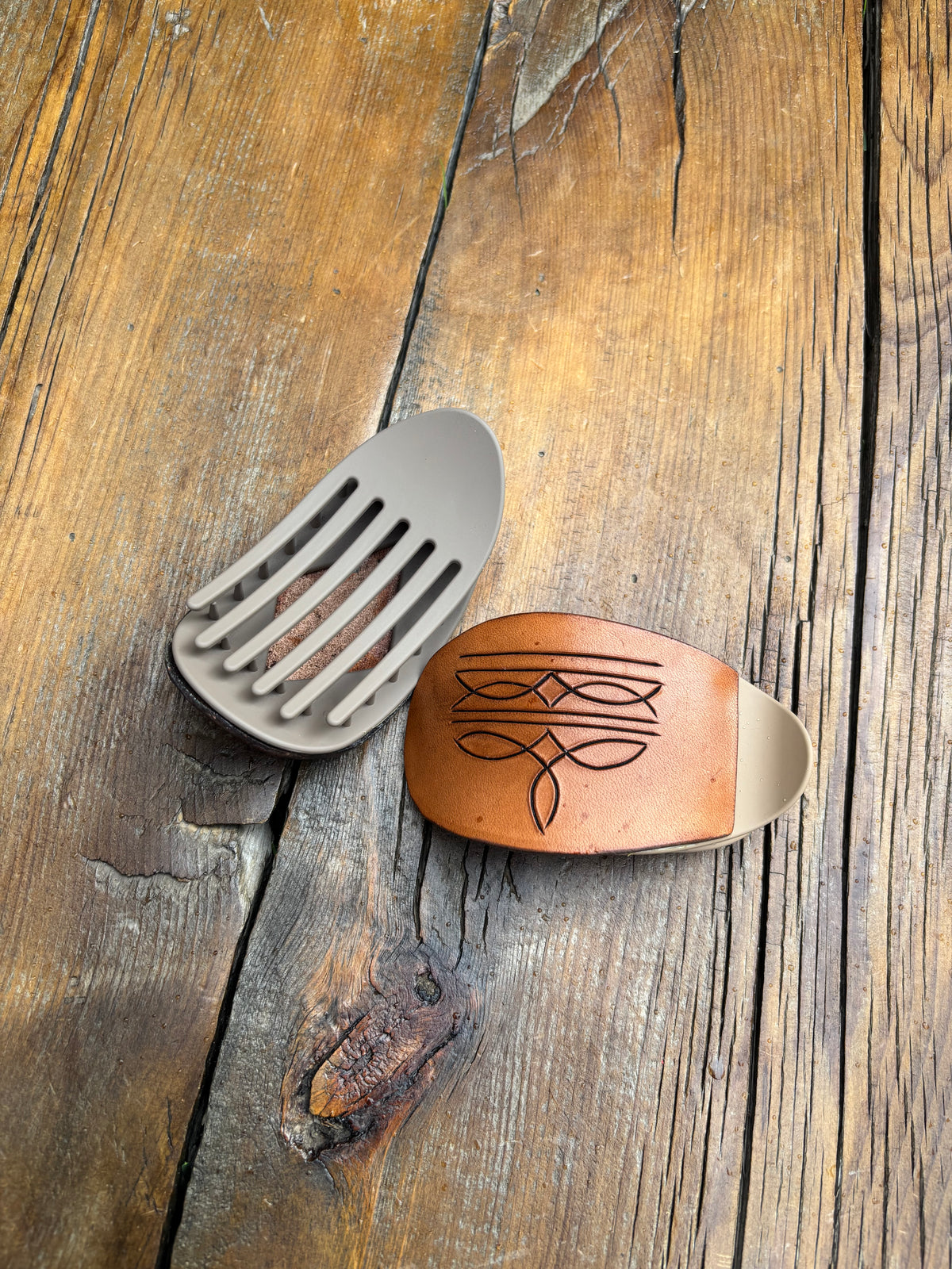 Oval claw clip light brown boot stitch