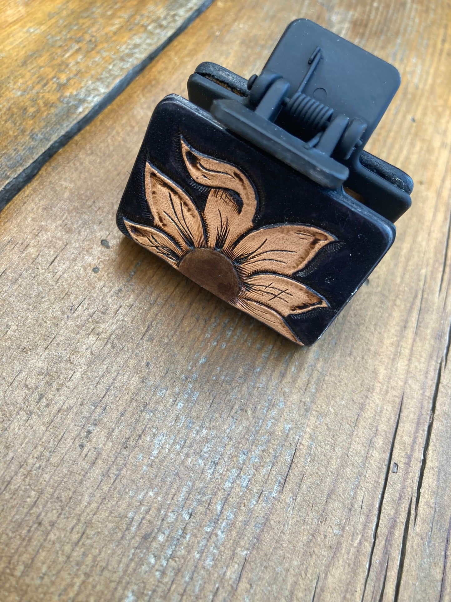 2” Hair clip/Claw clip black with sunflower