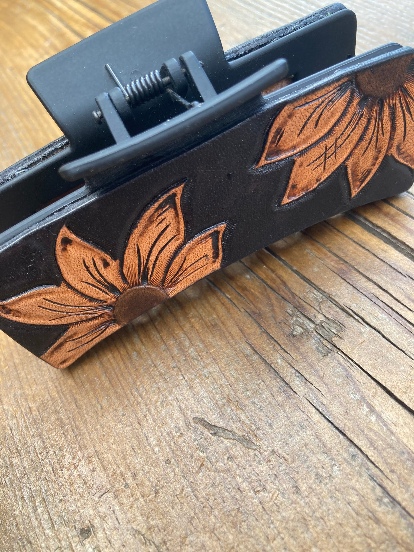 4” Hair clip/Claw clip black with sunflower