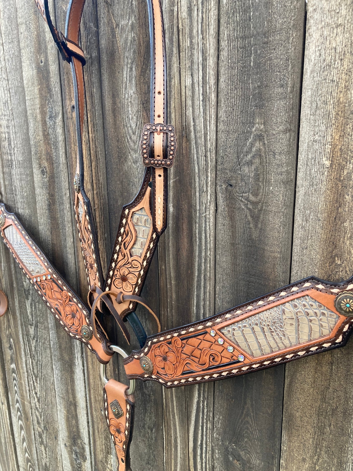 Tack set with cream gater inlay