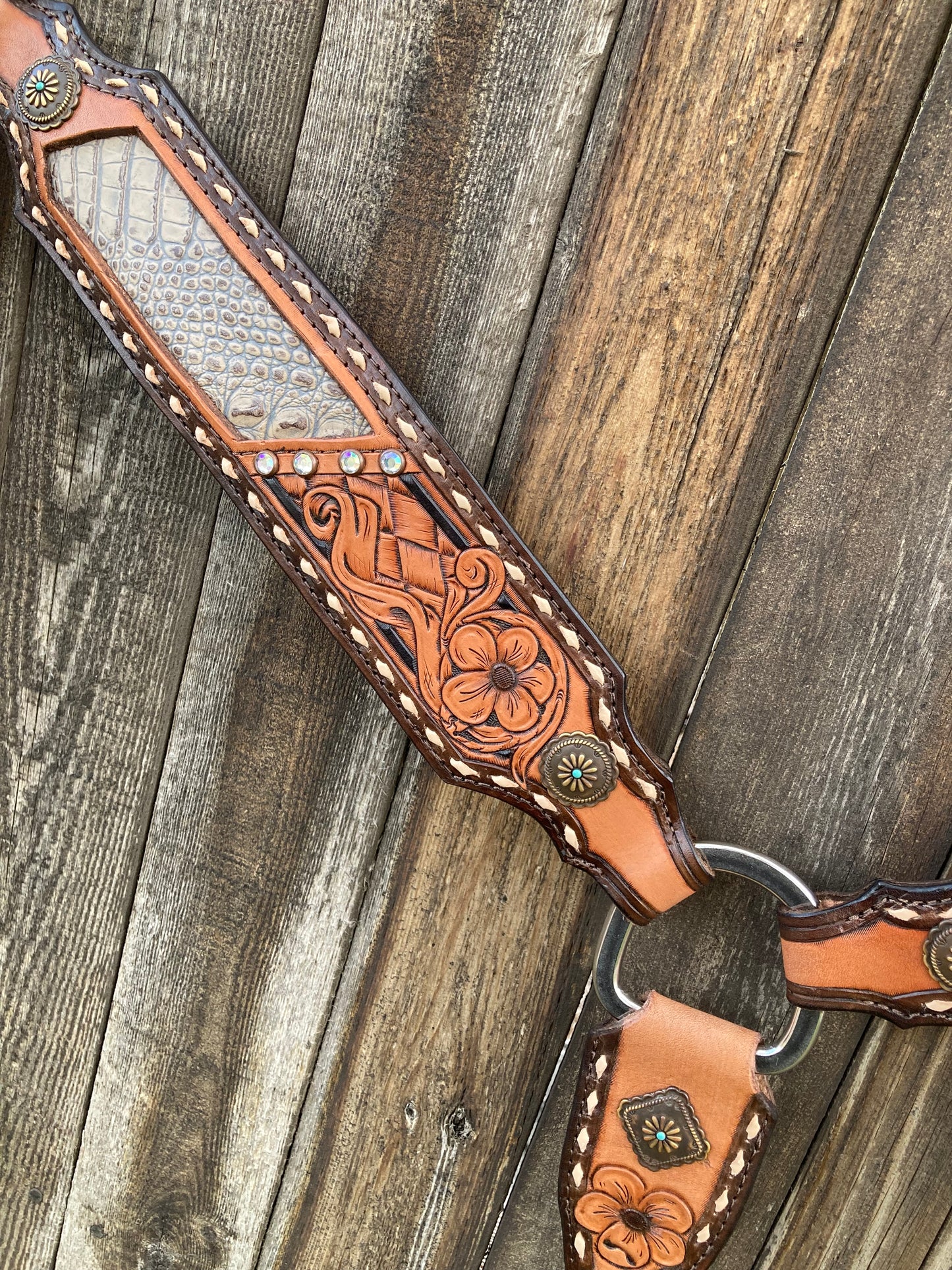 Tack set with cream gater inlay