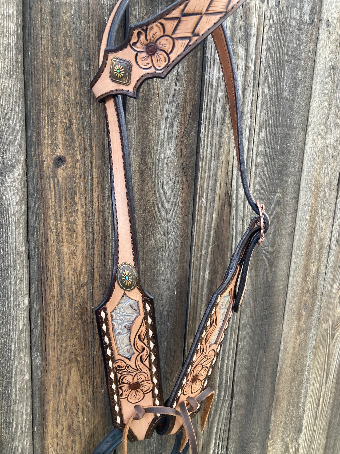 Tack set with cream gater inlay