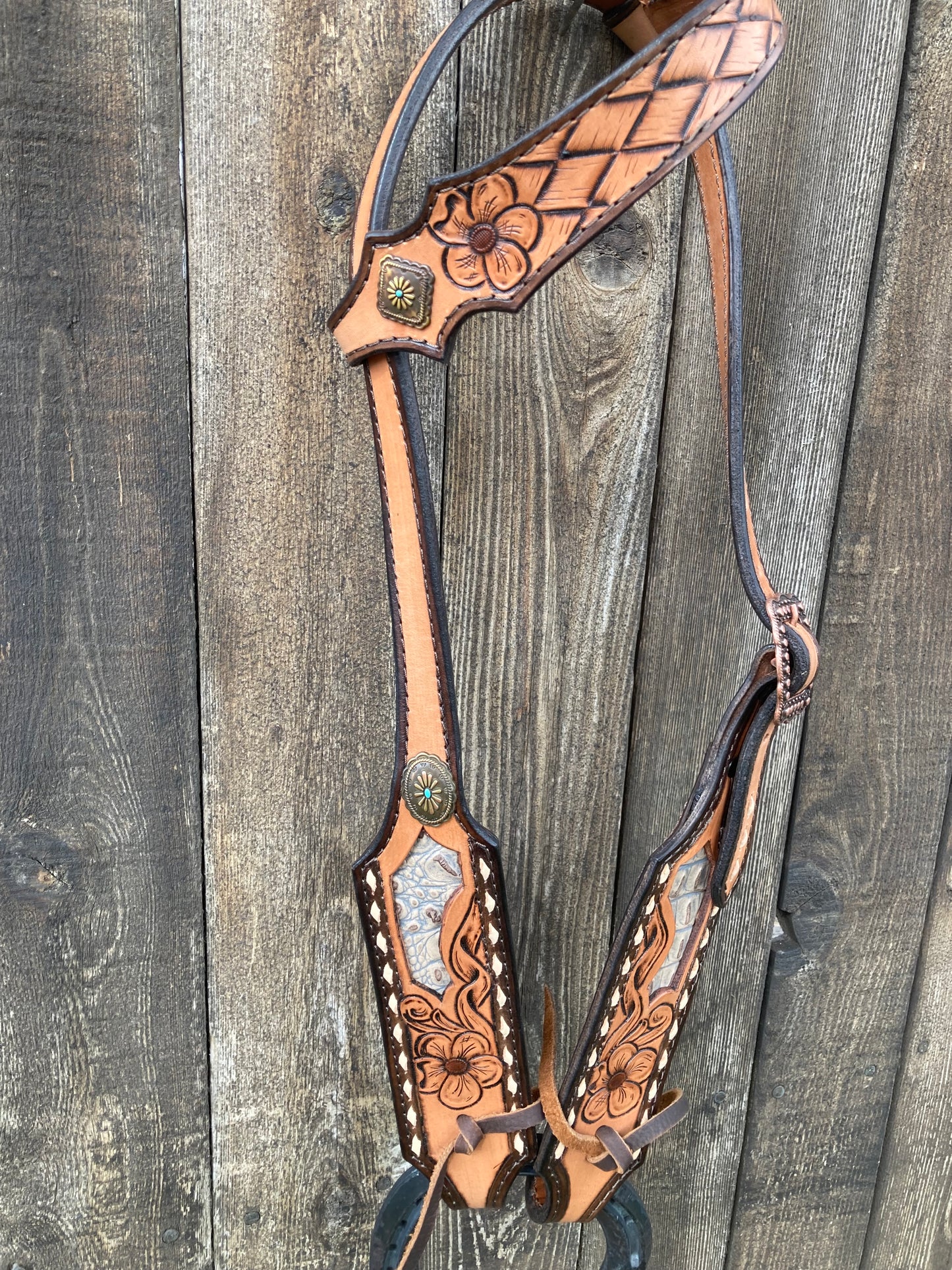 Tack set with cream gater inlay