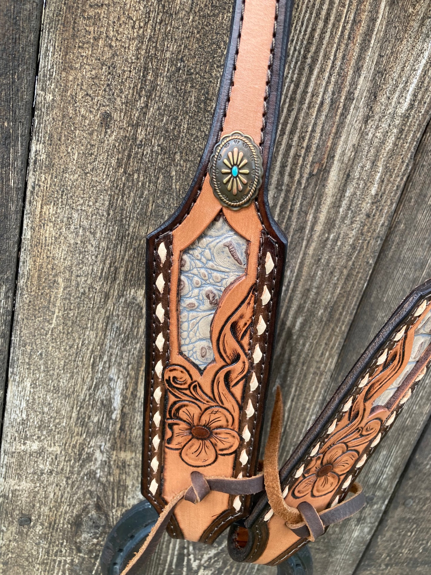 Tack set with cream gater inlay