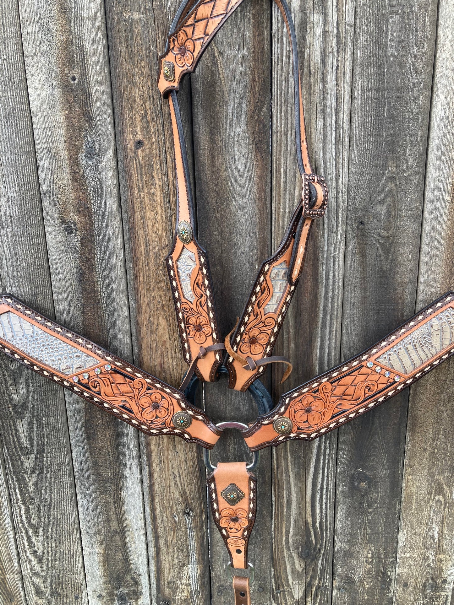 Tack set with cream gater inlay
