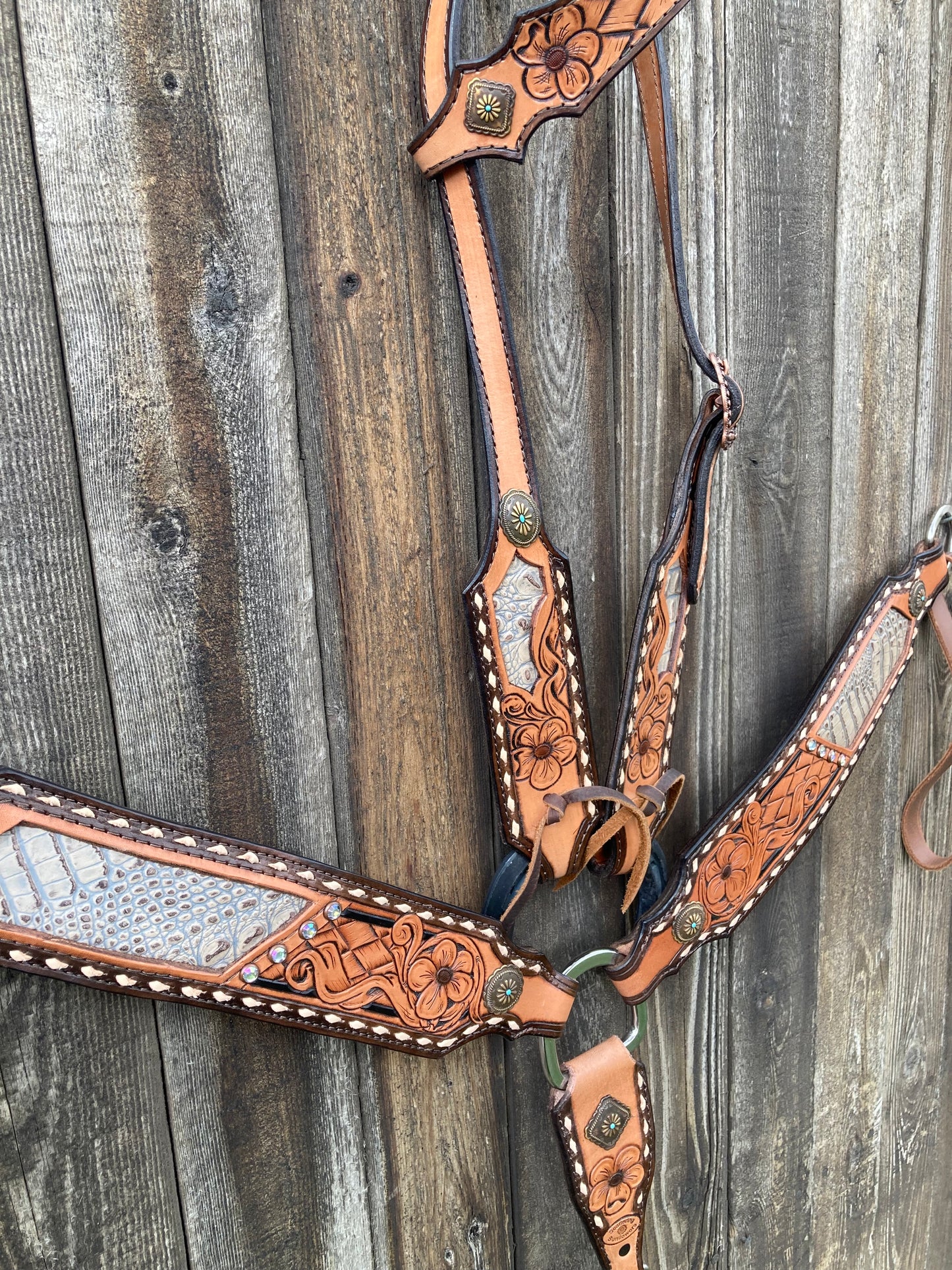 Tack set with cream gater inlay