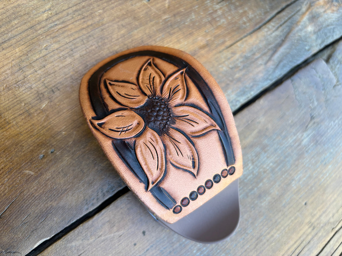 Oval clip with sunflower and dots
