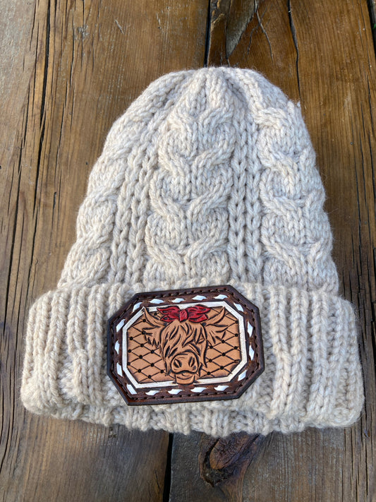 Beanie beige with highlander and white buck stitch