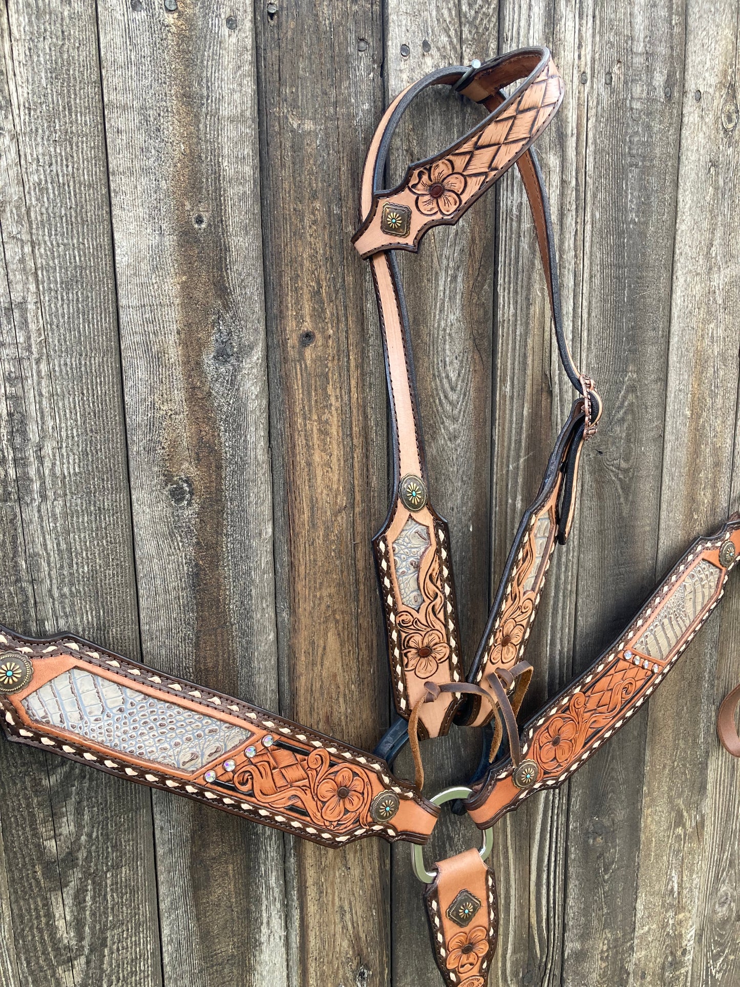 Tack set with cream gater inlay