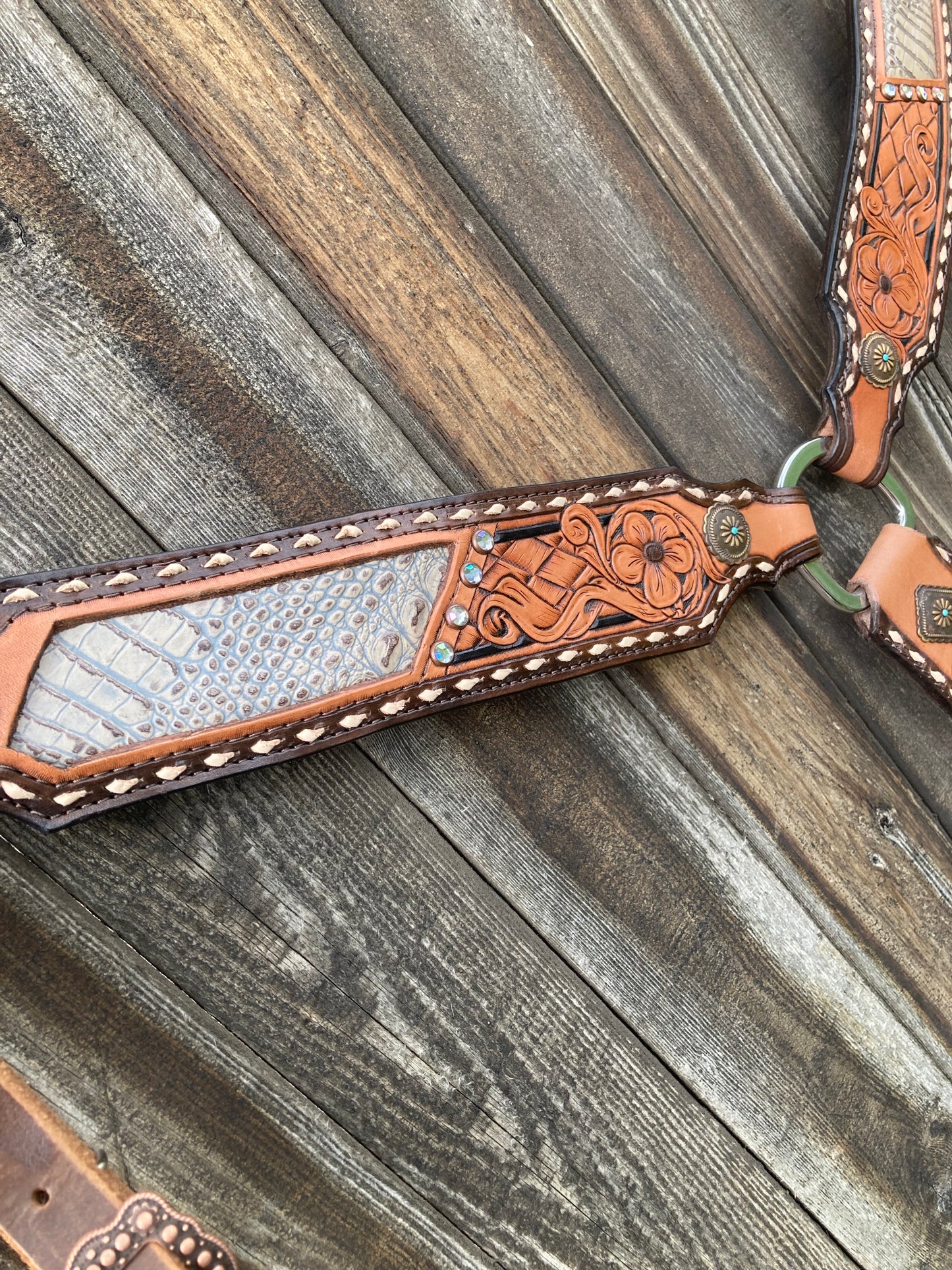 Tack set with cream gater inlay